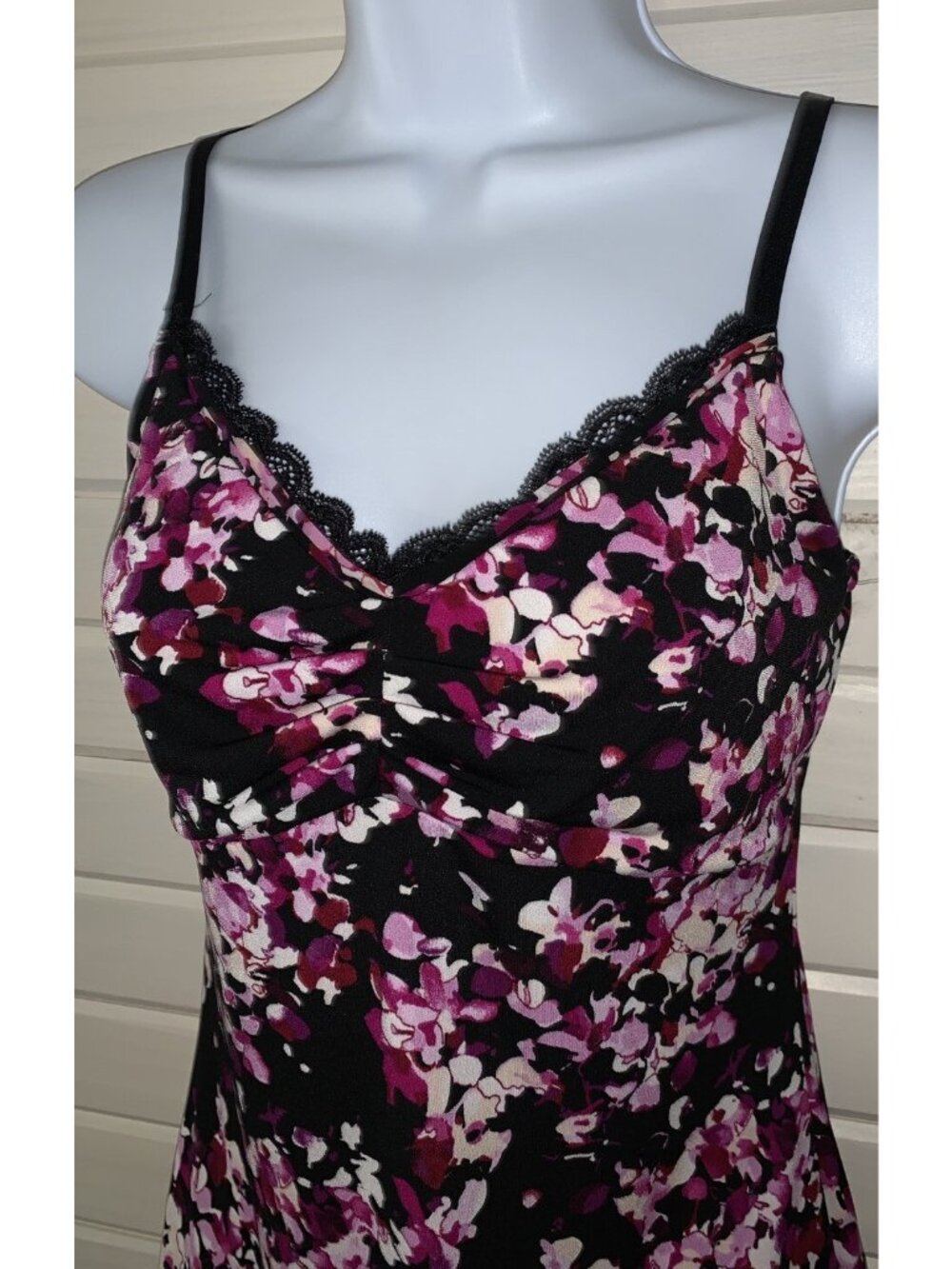WHBM Sz XS Floral Lace Trim Cami Purple Pink Black Adjustable Straps EUC